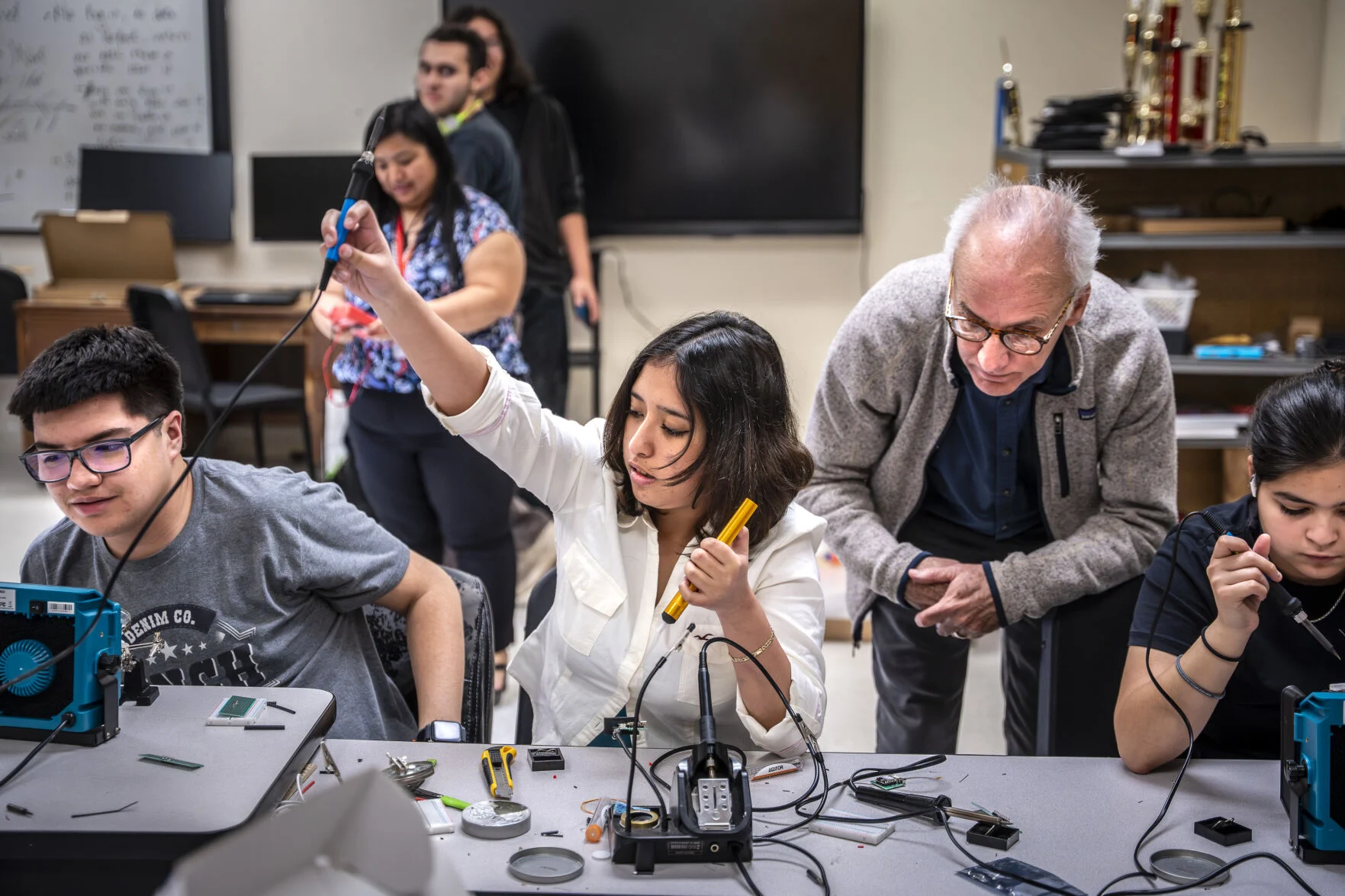 Española students, others working on glove to treat Parkinson’s disease